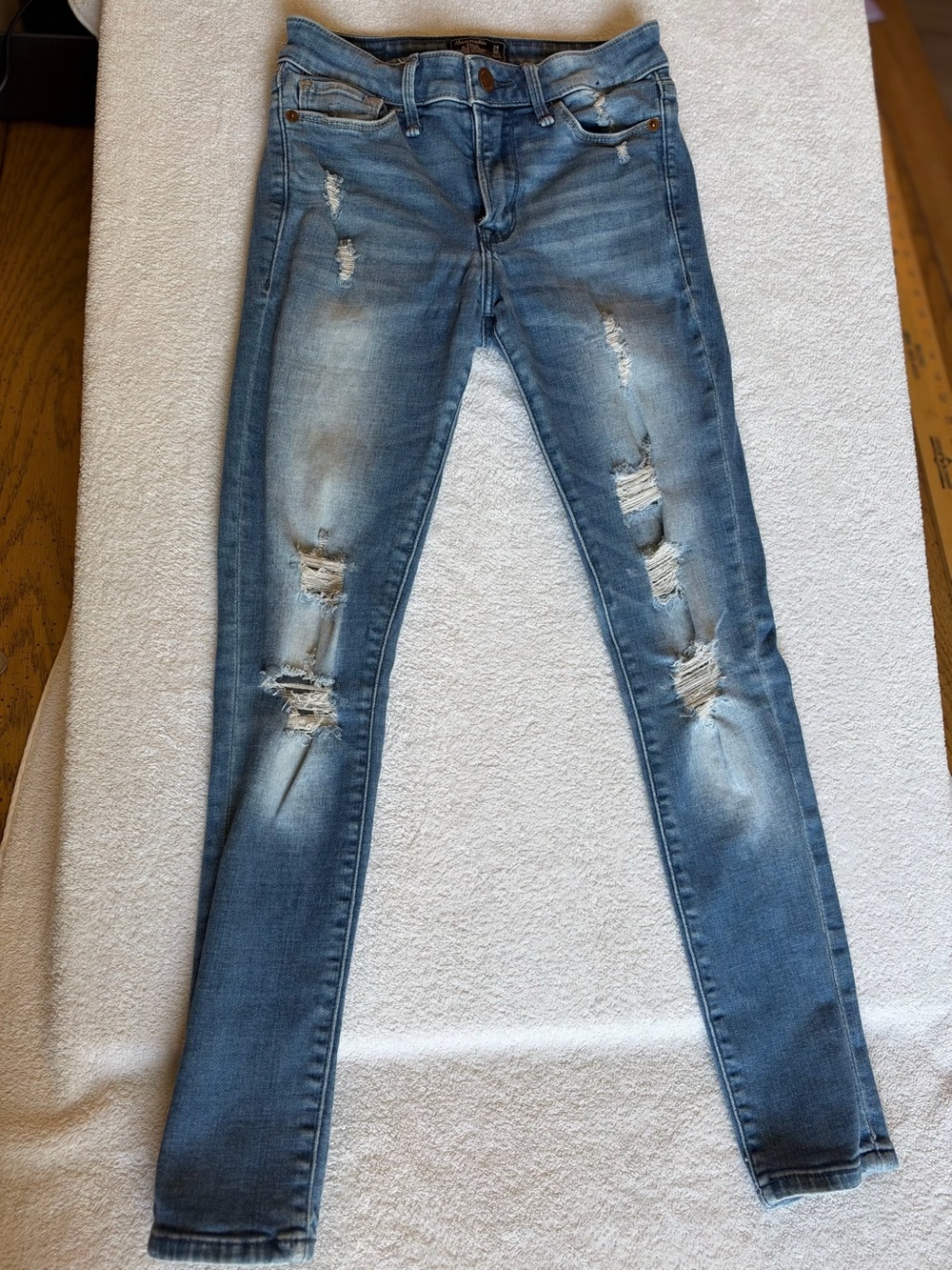Abercrombie & Fitch Women's Light Blue Distressed Skinny Jeans 24/00